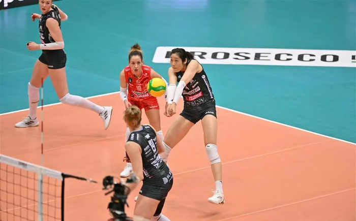 欧冠四强战朱婷24分难掩教练决策争议