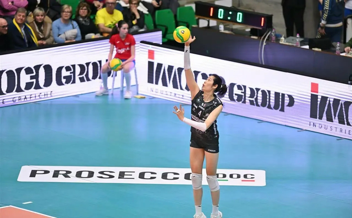 欧冠四强战朱婷24分难掩教练决策争议