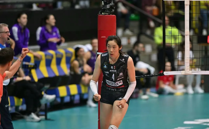 欧冠四强战朱婷24分难掩教练决策争议