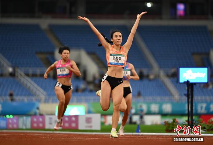 第一届全国青少年田径运动会女子100米决赛：浙