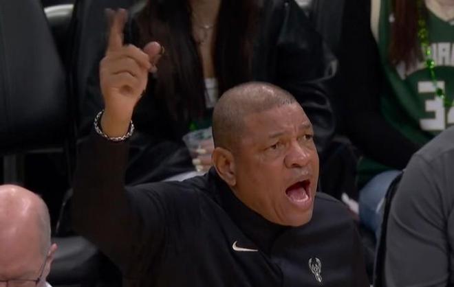 雄鹿最后时刻遭逆转 骑士米切尔罚球锁定胜局